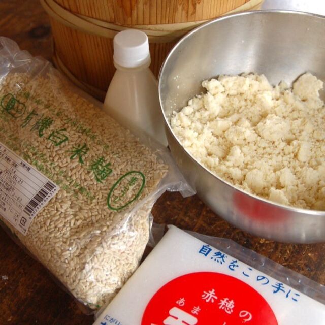 地元産古代種だいずの
大白大豆（おおじろだいず）のおからと
豆乳（万里姫とうふhttps://oze-setsugekka.jp/about/marihimetofu/）

そして越前のマルカワ味噌
（https://marukawamiso.com/recepi/r57.html）の
蔵付き天然酵母の米麹と天然塩で、
味噌を仕込んでみました。

今年は、味噌用の大豆を十分に確保できなかった為です。
以前買っておいた杉樽の木桶を使ってみました。

水分が通常より多めでないと、
仕上がりが固い味噌になっちゃった事があります。
うまくいくといいなぁ(^^♪

#蔵付き天然酵母　#マルカワ味噌 
#万里姫どうふ #杉樽木桶
#手作り味噌 #味噌作り 
#homemademiso
