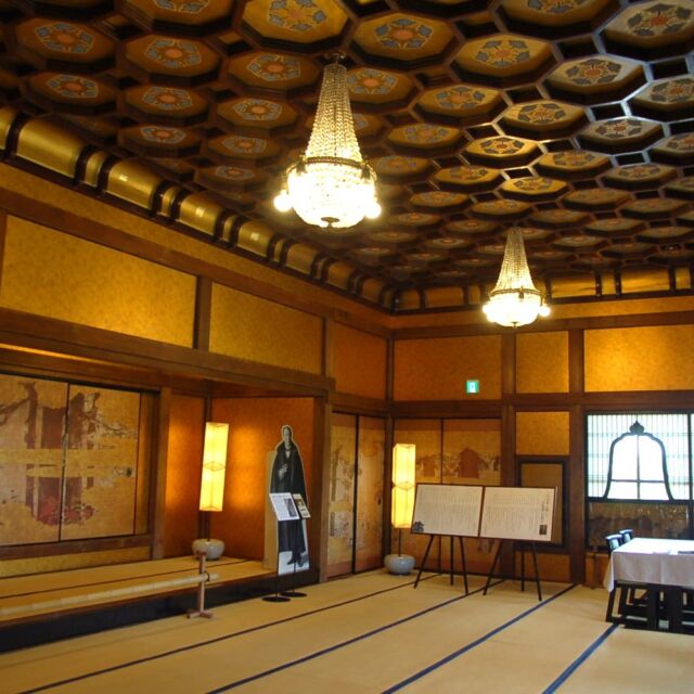 ～歴史と文化が薫る新潟県新発田市を街歩き～
行き過ぎた物質主義による人間精神の崩壊が進んだ現在、江戸、明治、大正時代などへの関心が高まっているようです。
世界的セレブ、金と権力しか興味がなく、今や、何もすることがない、仕事がない、遊ぶことにもほとほと飽きた←小人閑居して不善をなす。
こういうものを見ると、日本人としての誇りと、安堵感を覚えます。
新発田生誕の大実業家の【蔵春閣】大倉喜八郎の別邸の一部建物が2023年に移築され、一般公開されています。まるで京都の二条城を彷彿とさせる館内。歴代首相や、政財界の要人、海外からの賓客をもてなすため私財と投じて建てられた迎賓館だったようです。狩野山楽の襖絵、谷文晁筆の金地に墨絵の龍、酒井抱一筆の孟宗竹の板絵は、絵屏風を表具したものなど、日本の伝統工芸の粋を集約したような館内。水晶で作られたシャンデリア、本物の大理石のモザイク張りの廊下などいつまでも眺めていたい気分になりました(#^.^#)